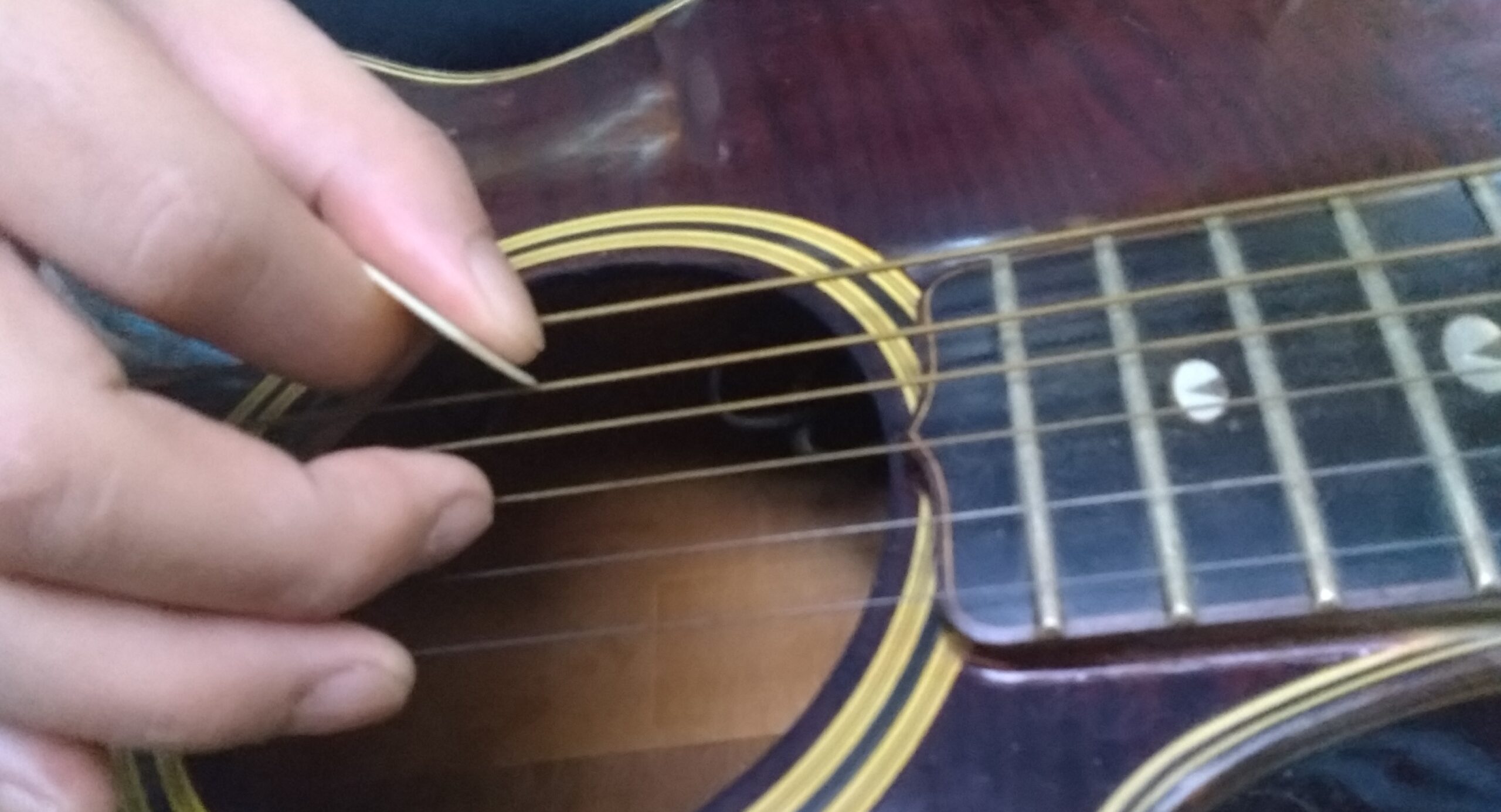 ハイブリッドピッキングの手元アップ写真