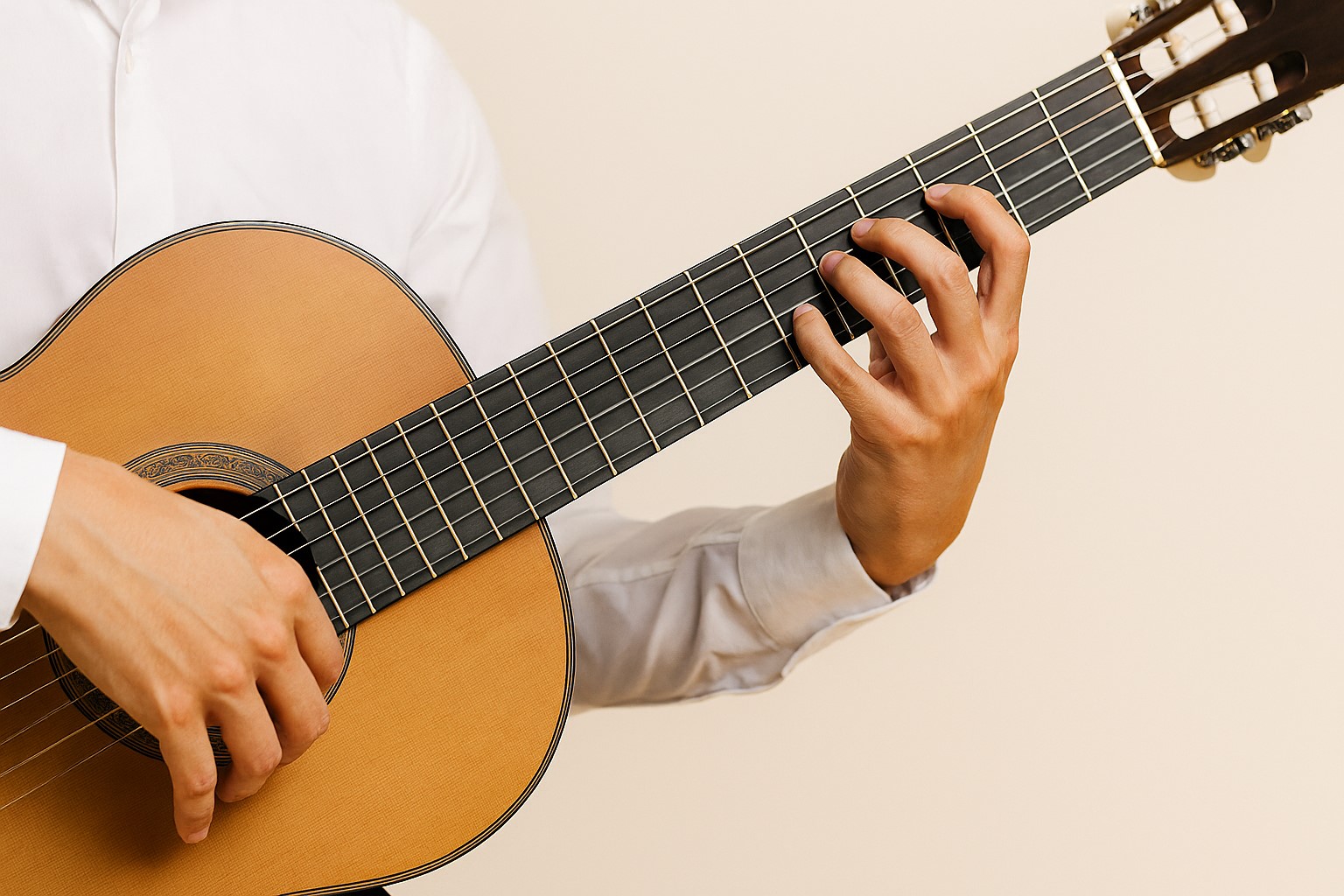 クラシックギター演奏者の手のクローズアップ - 正確なフィンガリングポジションと美しい手の形を捉えた技術解説用画像を100%幅で配置